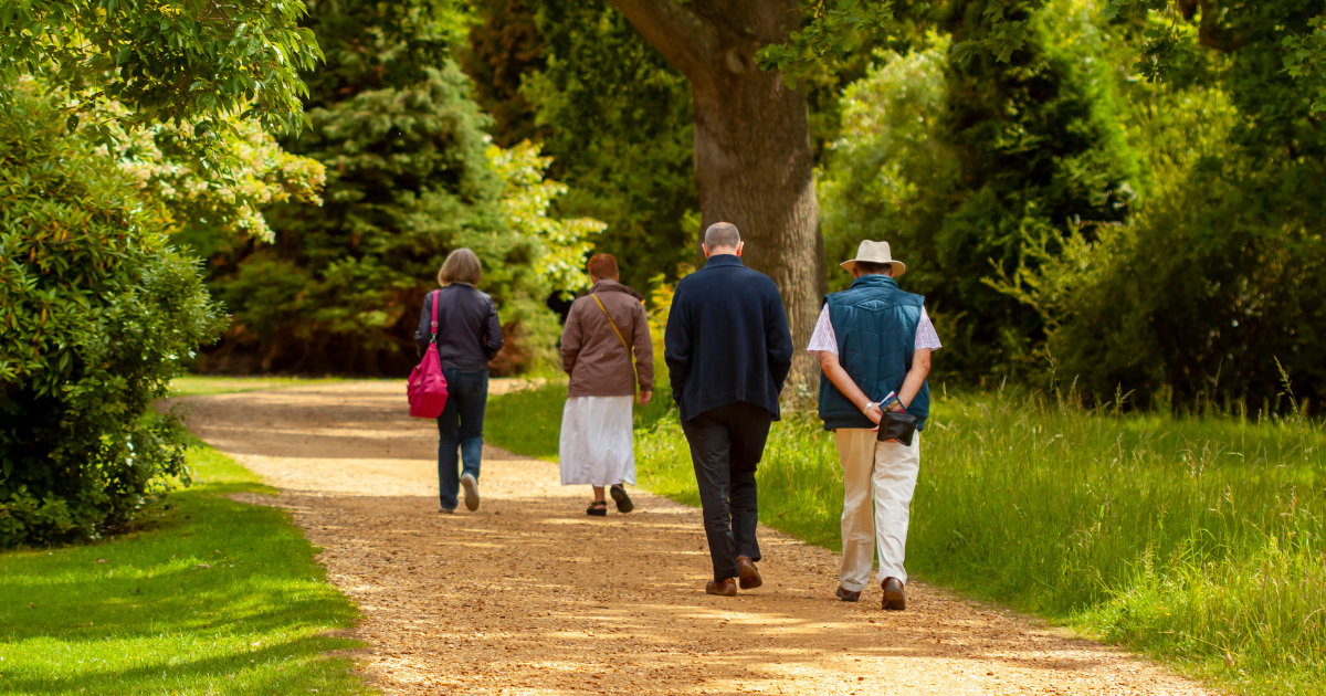 samen wandelen en incidenteel winkelen